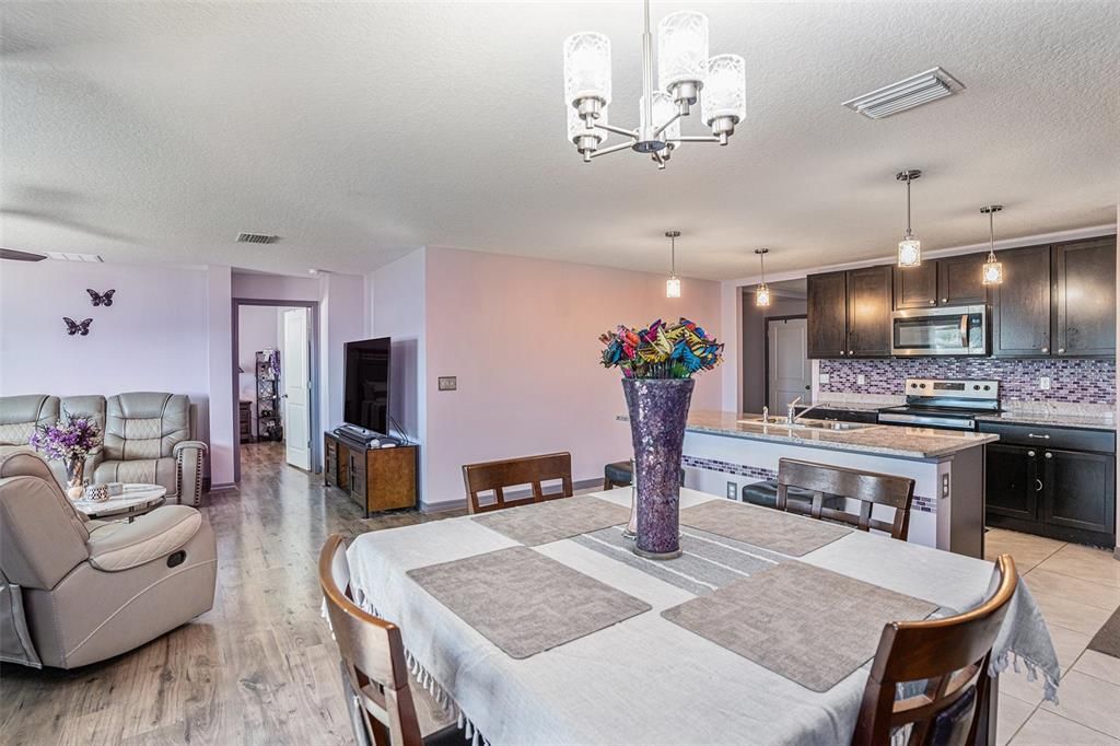 En Venta: $325,000 (4 camas, 2 baños, 1846 Pies cuadrados)