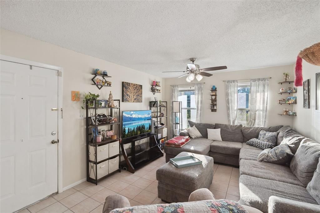 En Venta: $310,000 (3 camas, 3 baños, 1393 Pies cuadrados)