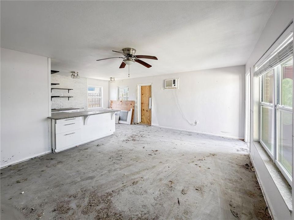 合同活跃: $329,900 (3 贝兹, 0 浴室, 1399 平方英尺)