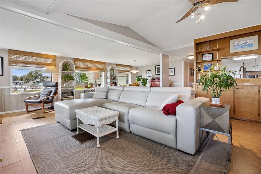 合同活跃: $225,000 (2 贝兹, 2 浴室, 1044 平方英尺)