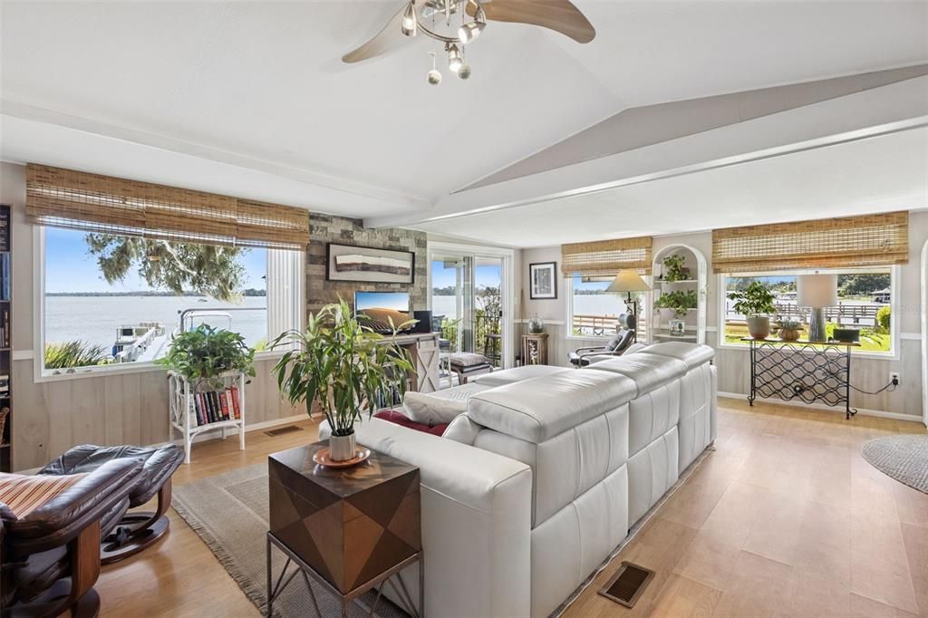 合同活跃: $225,000 (2 贝兹, 2 浴室, 1044 平方英尺)