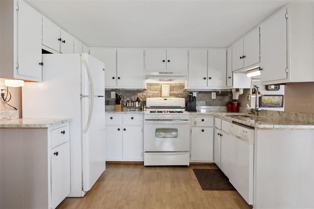 合同活跃: $225,000 (2 贝兹, 2 浴室, 1044 平方英尺)