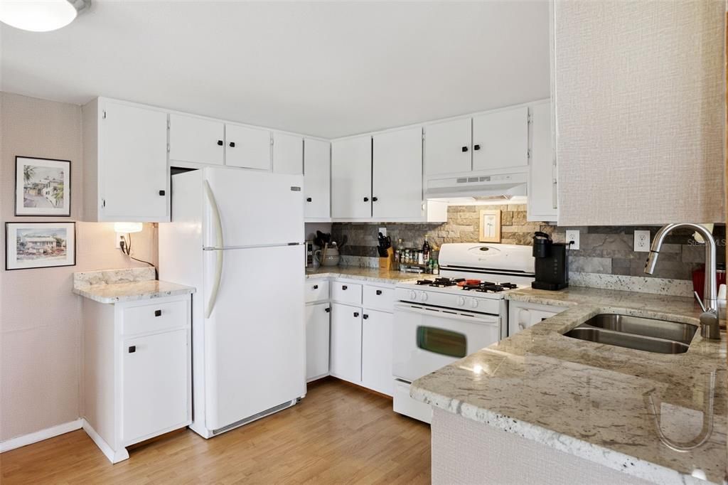 合同活跃: $225,000 (2 贝兹, 2 浴室, 1044 平方英尺)