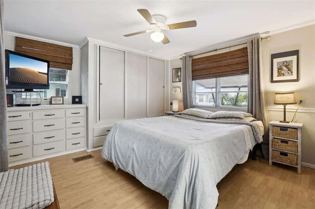 合同活跃: $225,000 (2 贝兹, 2 浴室, 1044 平方英尺)