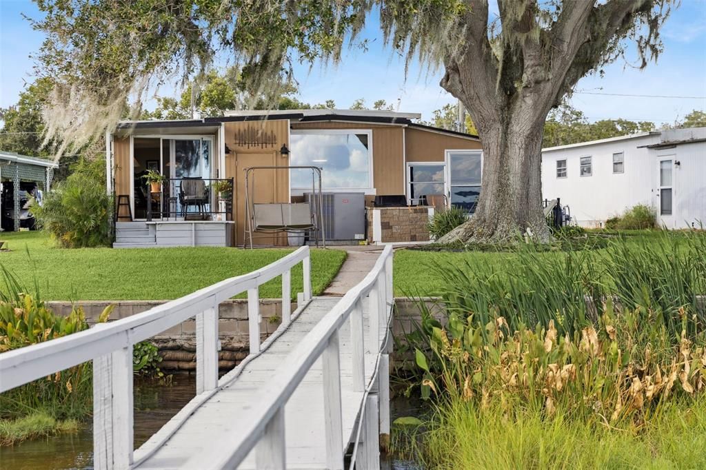 合同活跃: $225,000 (2 贝兹, 2 浴室, 1044 平方英尺)