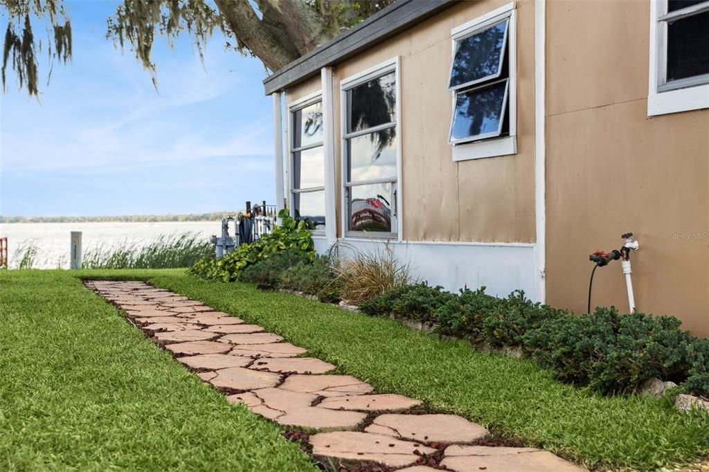 合同活跃: $225,000 (2 贝兹, 2 浴室, 1044 平方英尺)