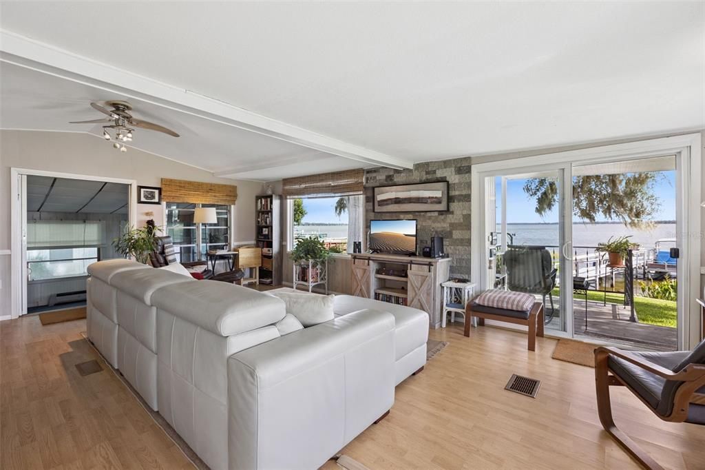 合同活跃: $225,000 (2 贝兹, 2 浴室, 1044 平方英尺)