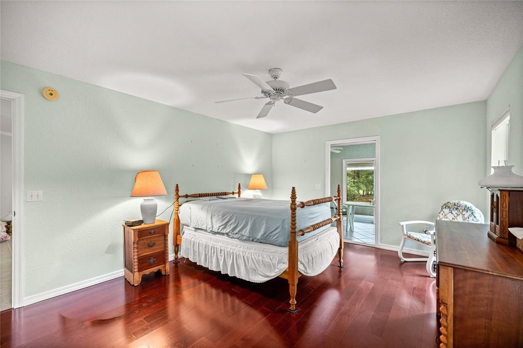 合同活跃: $371,474 (3 贝兹, 2 浴室, 2123 平方英尺)