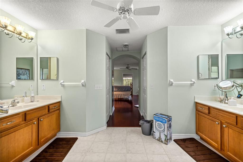 合同活跃: $371,474 (3 贝兹, 2 浴室, 2123 平方英尺)