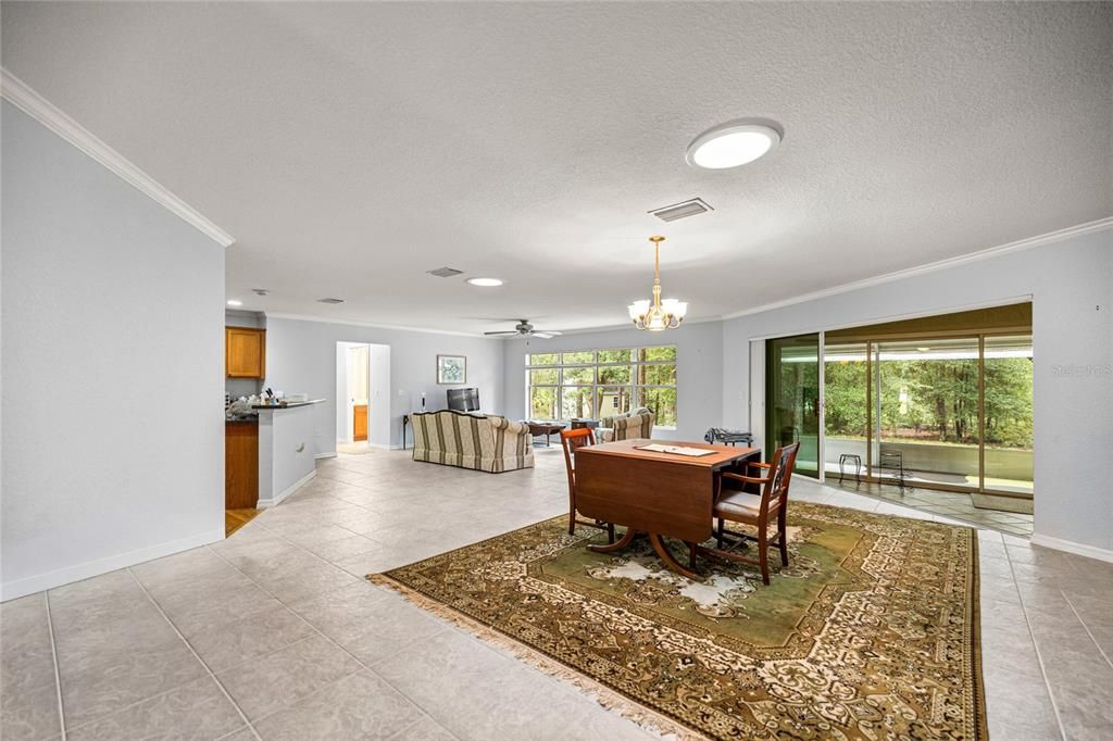 合同活跃: $371,474 (3 贝兹, 2 浴室, 2123 平方英尺)