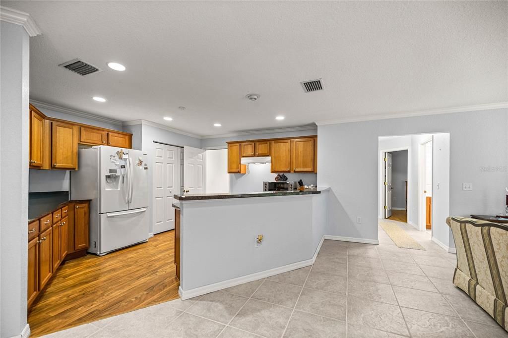 合同活跃: $371,474 (3 贝兹, 2 浴室, 2123 平方英尺)