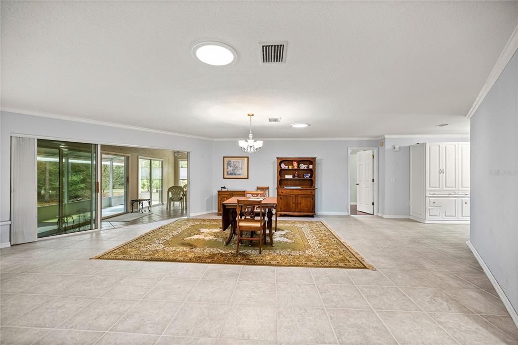 合同活跃: $371,474 (3 贝兹, 2 浴室, 2123 平方英尺)