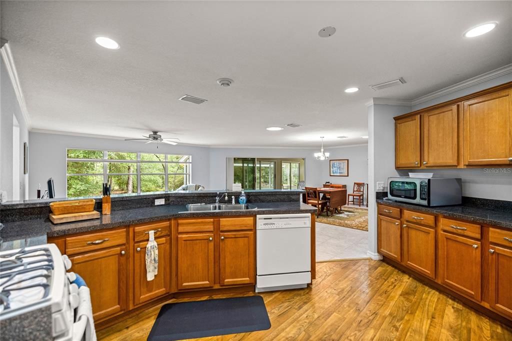 合同活跃: $371,474 (3 贝兹, 2 浴室, 2123 平方英尺)