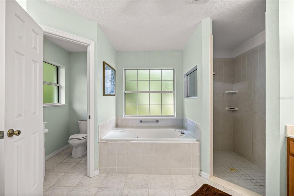 合同活跃: $371,474 (3 贝兹, 2 浴室, 2123 平方英尺)