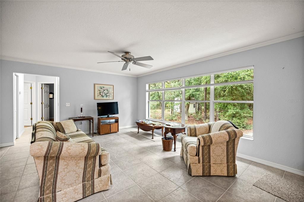 合同活跃: $371,474 (3 贝兹, 2 浴室, 2123 平方英尺)