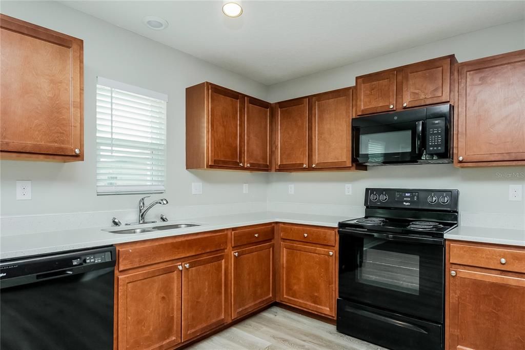 出租: $1,820 (4 贝兹, 3 浴室, 2028 平方英尺)