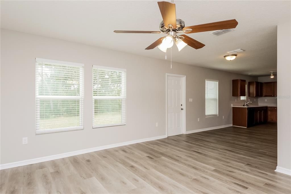 出租: $1,820 (4 贝兹, 3 浴室, 2028 平方英尺)