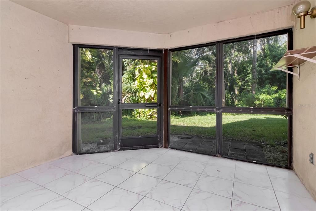 For Sale: $210,900 (2 beds, 2 baths, 924 Square Feet)