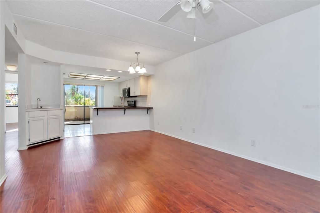 For Sale: $210,900 (2 beds, 2 baths, 924 Square Feet)