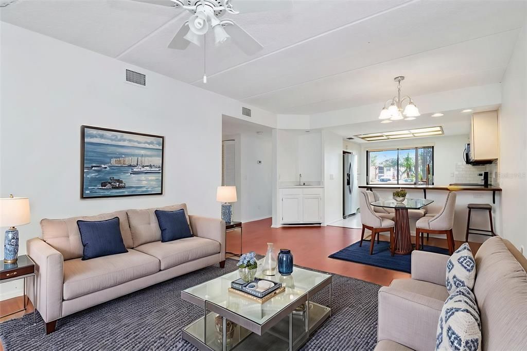 For Sale: $210,900 (2 beds, 2 baths, 924 Square Feet)