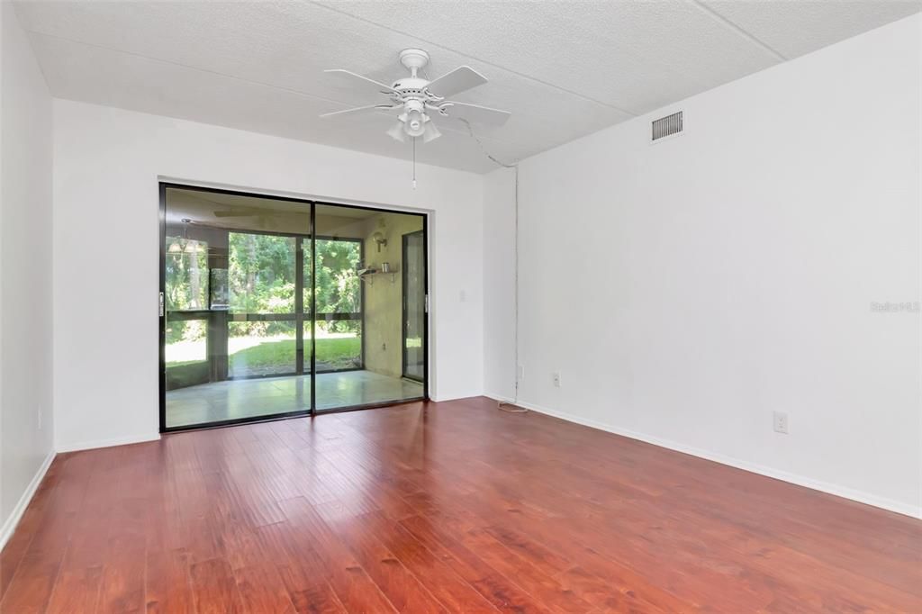 For Sale: $210,900 (2 beds, 2 baths, 924 Square Feet)