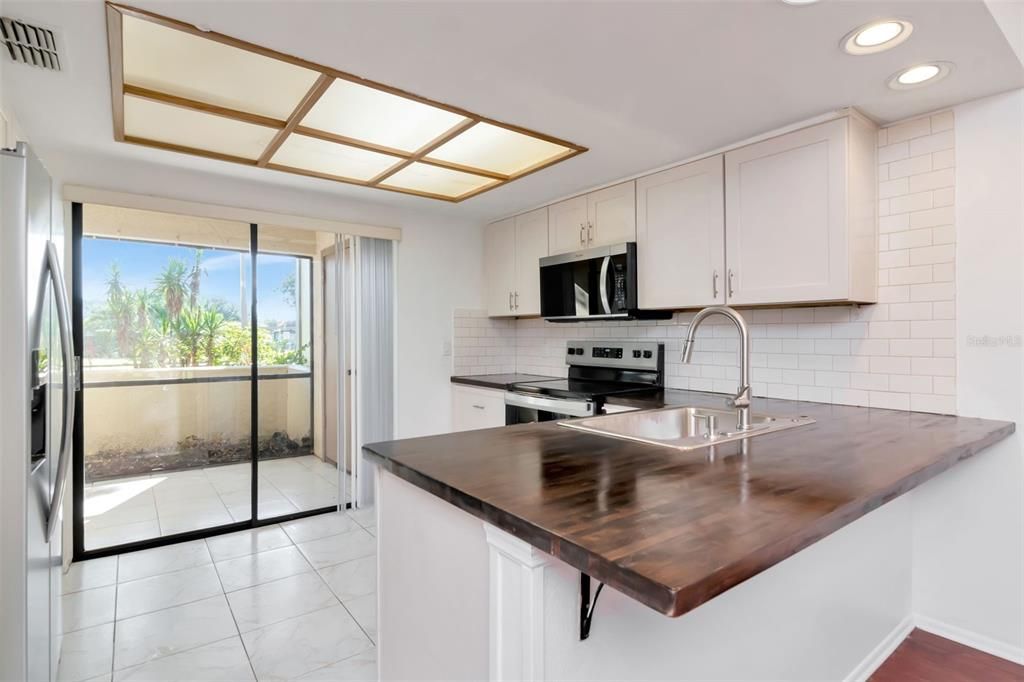 For Sale: $210,900 (2 beds, 2 baths, 924 Square Feet)