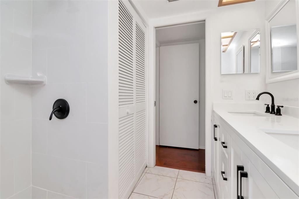 For Sale: $210,900 (2 beds, 2 baths, 924 Square Feet)