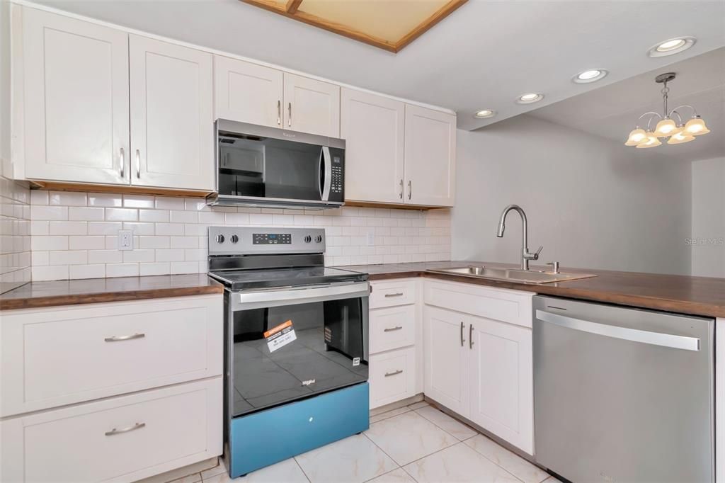 For Sale: $210,900 (2 beds, 2 baths, 924 Square Feet)