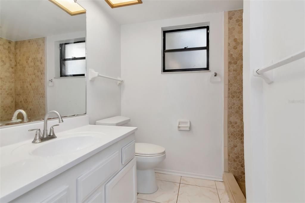 For Sale: $210,900 (2 beds, 2 baths, 924 Square Feet)