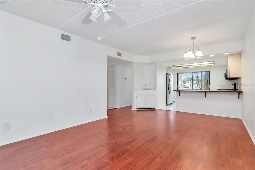 For Sale: $210,900 (2 beds, 2 baths, 924 Square Feet)