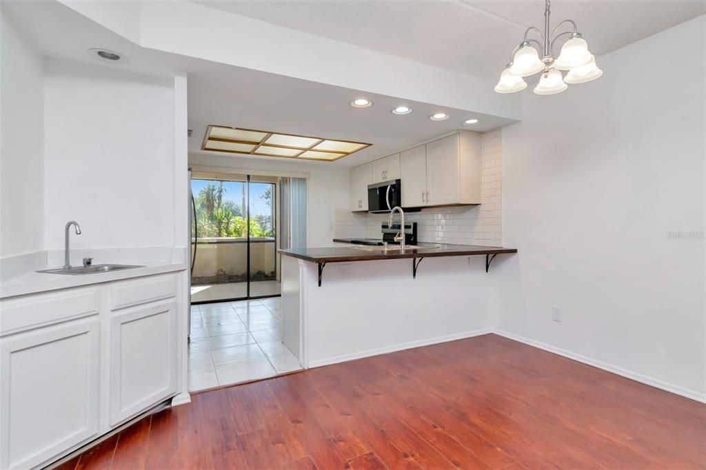 For Sale: $210,900 (2 beds, 2 baths, 924 Square Feet)