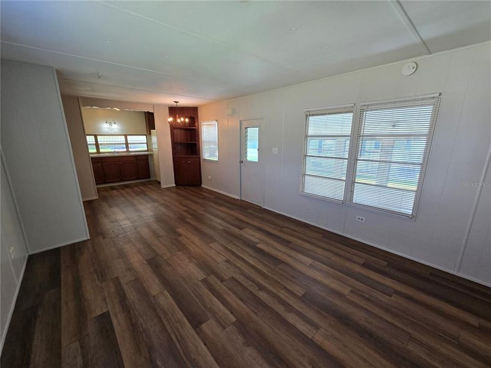 For Sale: $148,000 (2 beds, 1 baths, 1030 Square Feet)