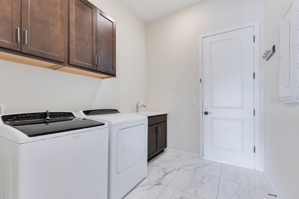 For Sale: $949,000 (4 beds, 3 baths, 2743 Square Feet)