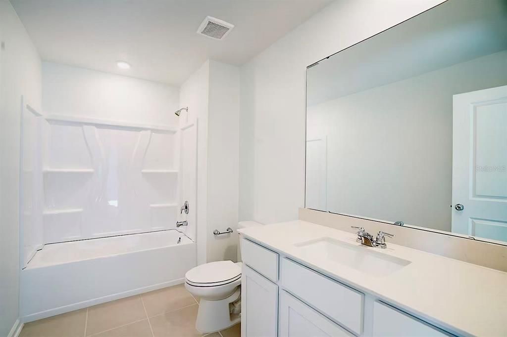 合同活跃: $1,900 (5 贝兹, 2 浴室, 2112 平方英尺)