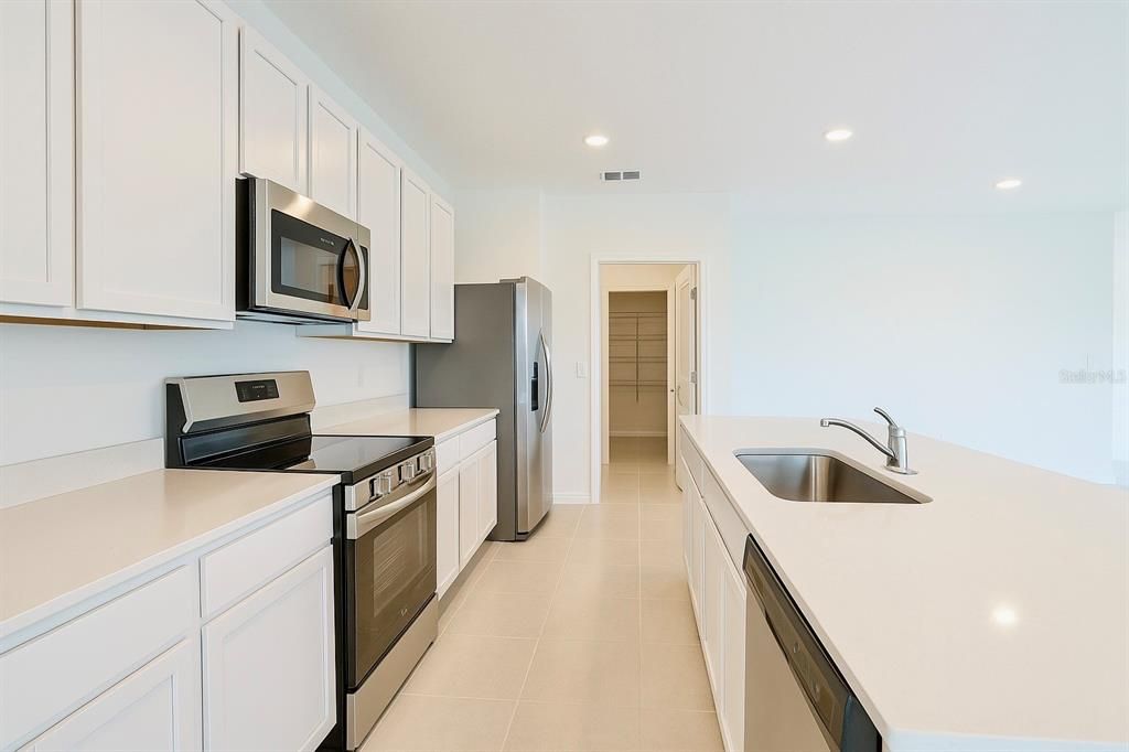 合同活跃: $1,900 (5 贝兹, 2 浴室, 2112 平方英尺)