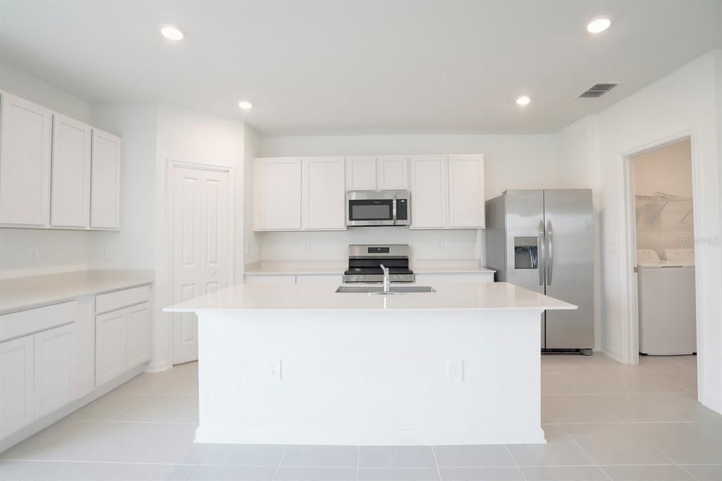 合同活跃: $1,900 (5 贝兹, 2 浴室, 2112 平方英尺)