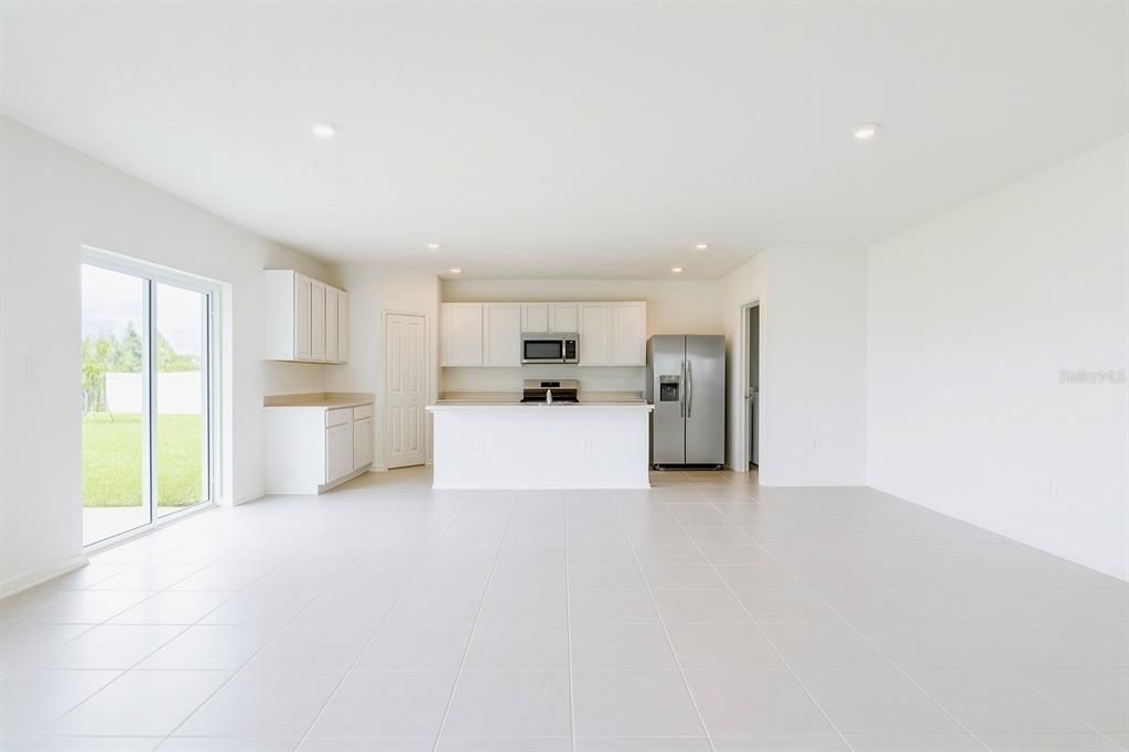 合同活跃: $1,900 (5 贝兹, 2 浴室, 2112 平方英尺)