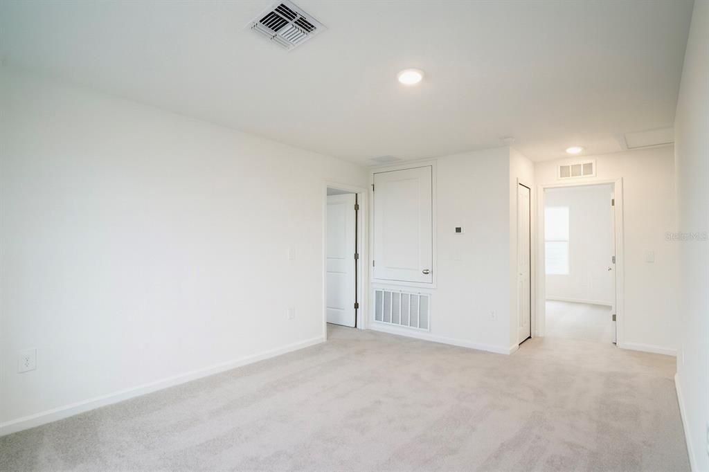 合同活跃: $1,900 (5 贝兹, 2 浴室, 2112 平方英尺)