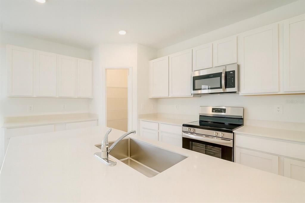 合同活跃: $1,900 (5 贝兹, 2 浴室, 2112 平方英尺)