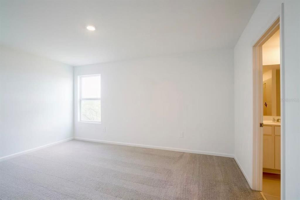 合同活跃: $1,900 (5 贝兹, 2 浴室, 2112 平方英尺)