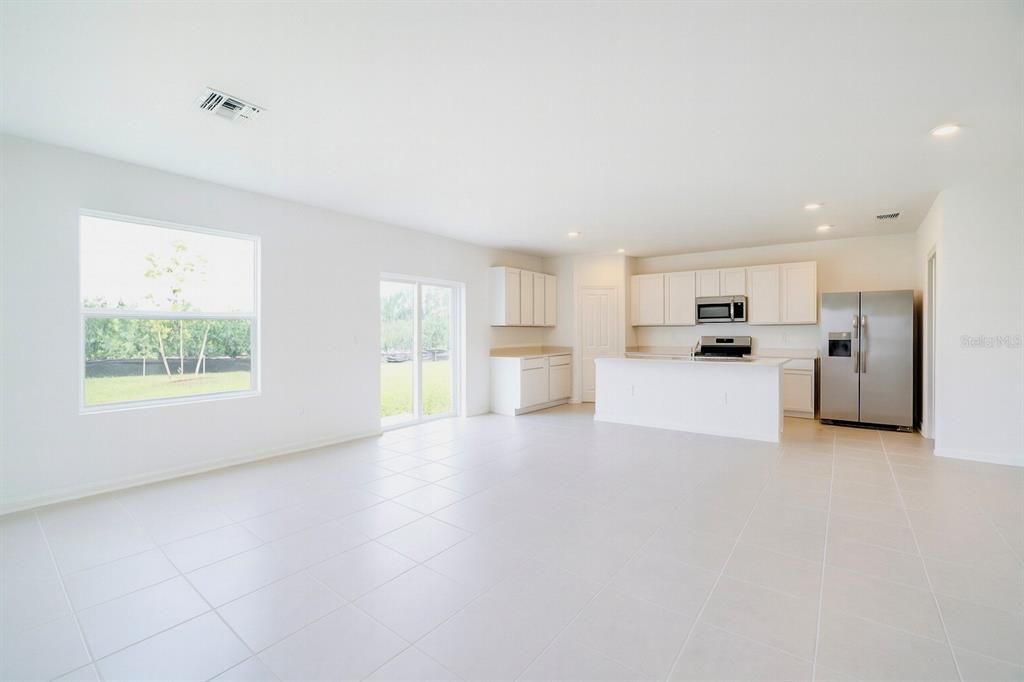 合同活跃: $1,900 (5 贝兹, 2 浴室, 2112 平方英尺)