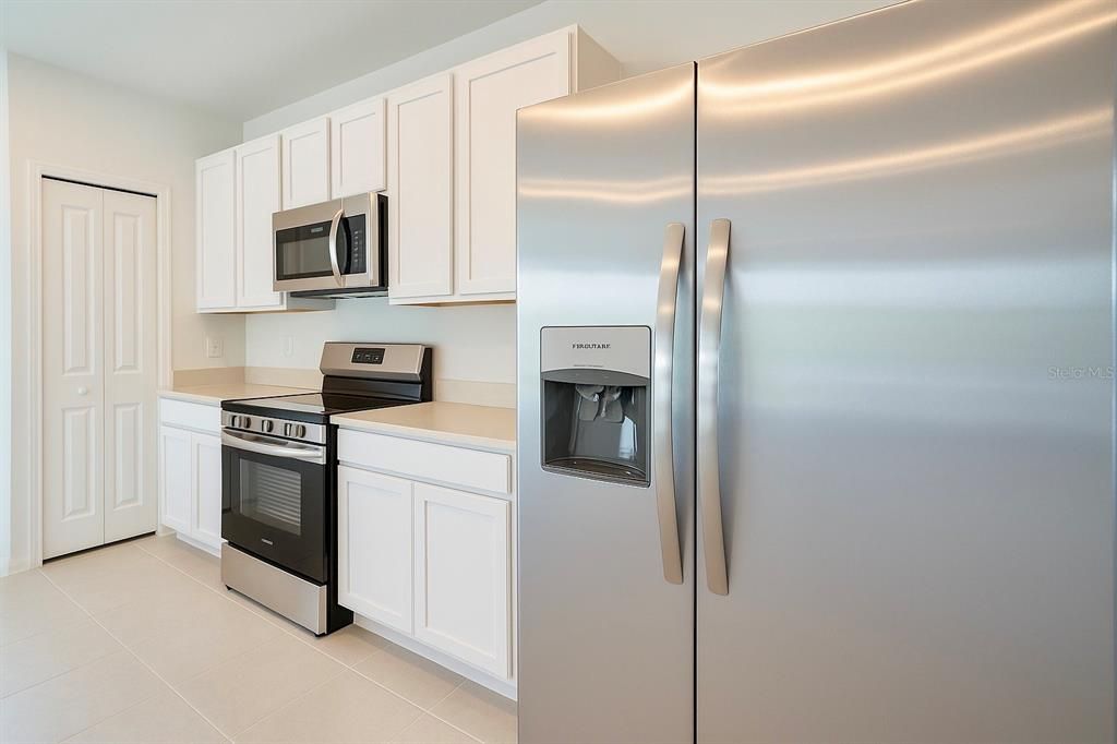 合同活跃: $1,900 (5 贝兹, 2 浴室, 2112 平方英尺)