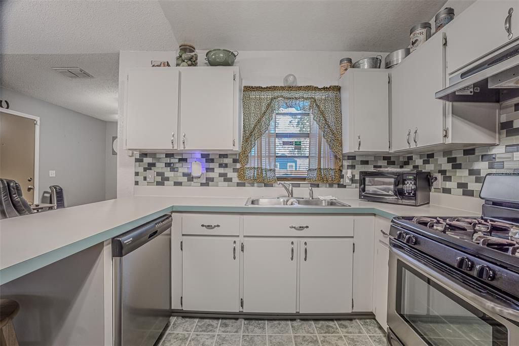 For Sale: $341,000 (3 beds, 2 baths, 1244 Square Feet)