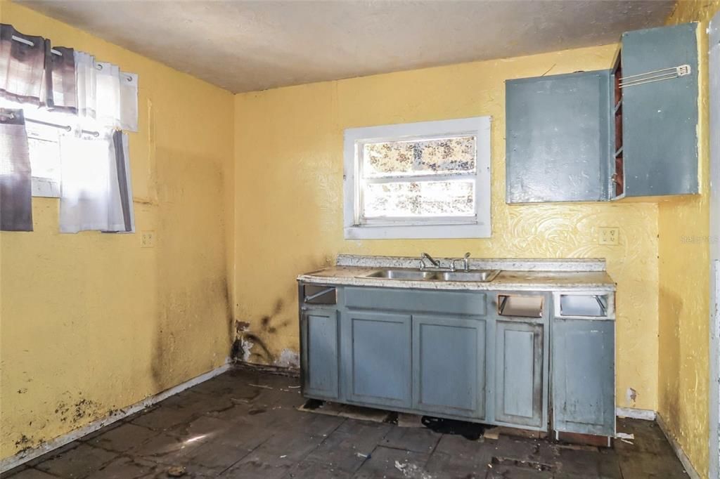 Под контрактом: $209,400 (3 спален, 1 ванн, 1068 Квадратных фут)