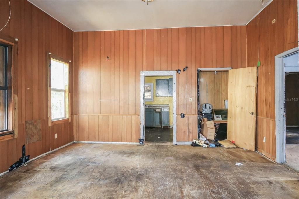 Под контрактом: $209,400 (3 спален, 1 ванн, 1068 Квадратных фут)