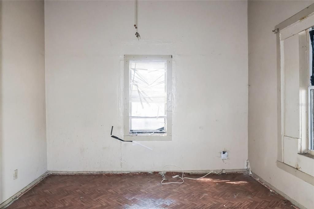 Под контрактом: $209,400 (3 спален, 1 ванн, 1068 Квадратных фут)