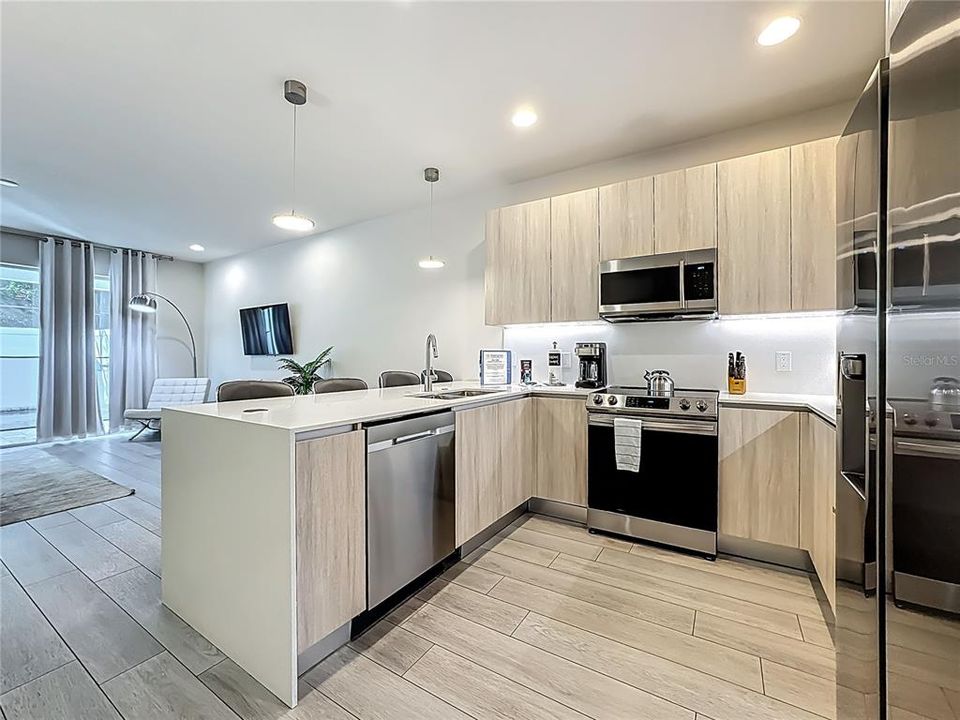 На продажу: $389,000 (3 спален, 3 ванн, 1852 Квадратных фут)