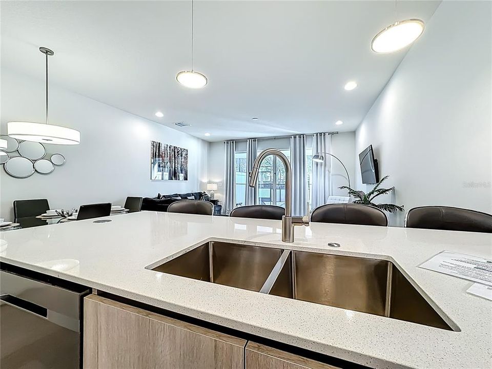 На продажу: $389,000 (3 спален, 3 ванн, 1852 Квадратных фут)