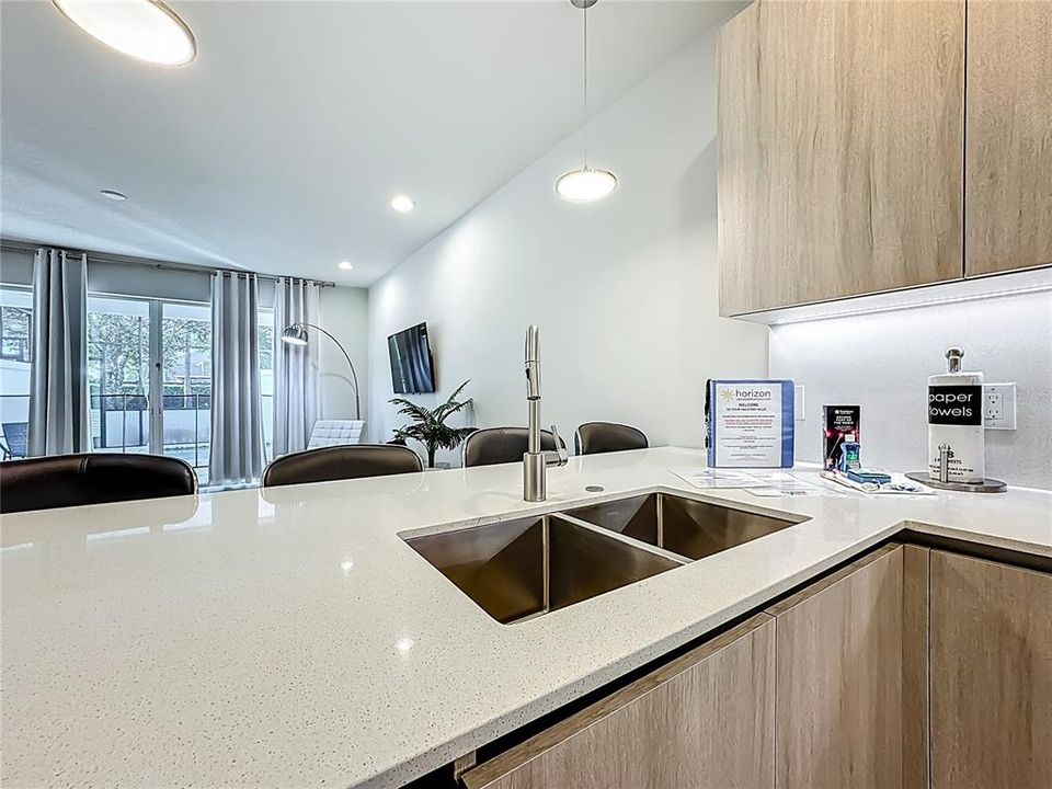 На продажу: $389,000 (3 спален, 3 ванн, 1852 Квадратных фут)