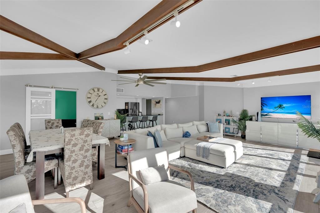 待售: $379,000 (2 贝兹, 2 浴室, 2046 平方英尺)